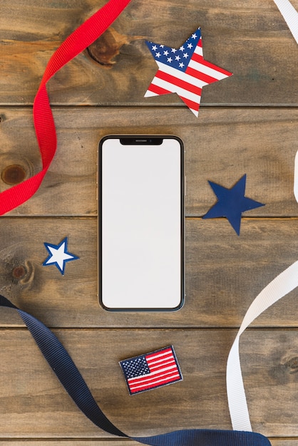 Foto gratuita smartphone con decoraciones para el día de la independencia.