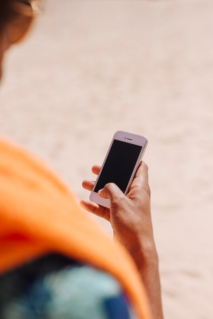 Foto gratuito smartphone de explotación masculino