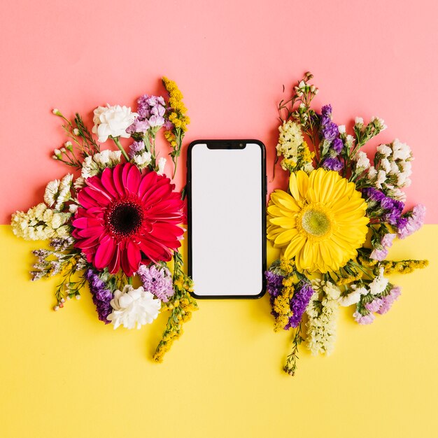 Smartphone y flores de alta tecnología