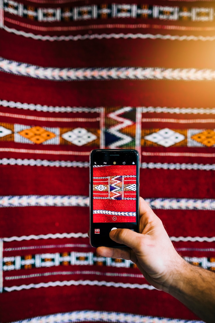 Foto gratuito smartphone haciendo foto de patrón oriental