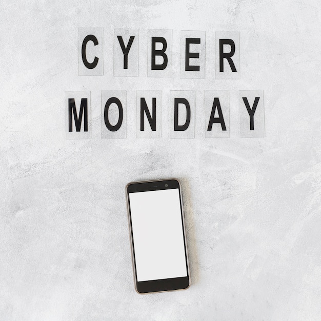 Smartphone con inscripción Cyber ​​Monday