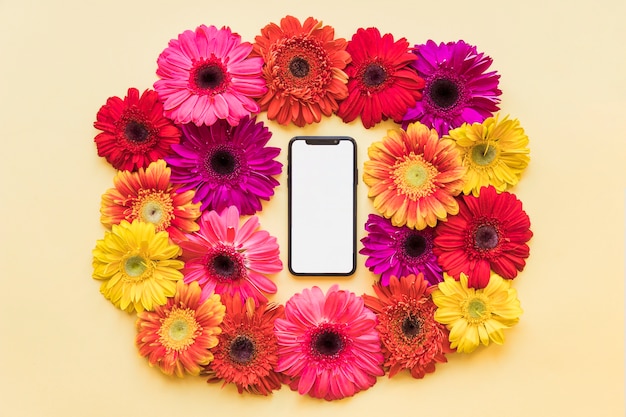 Foto gratuita smartphone moderno en flores brillantes