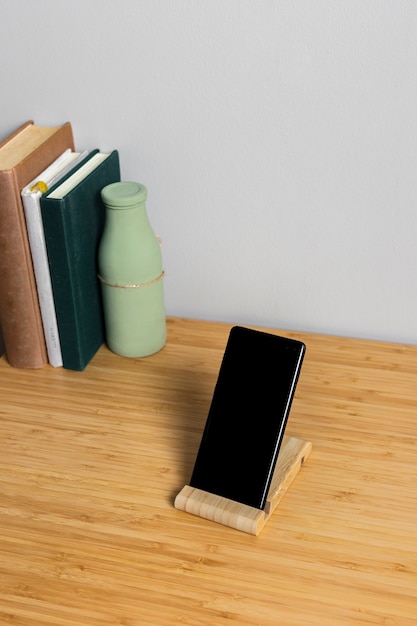 Smartphone negro sobre soporte de madera