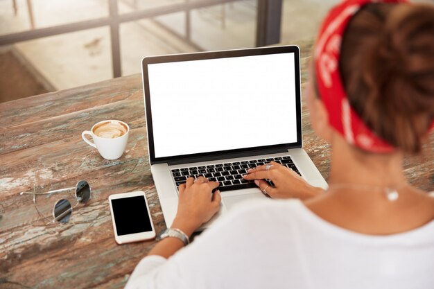 Smartphone y portátil con pantallas en blanco