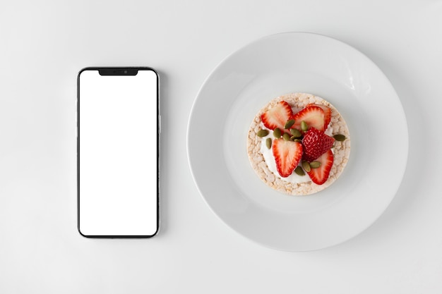 Foto gratuita smartphone y snack saludable delicioso