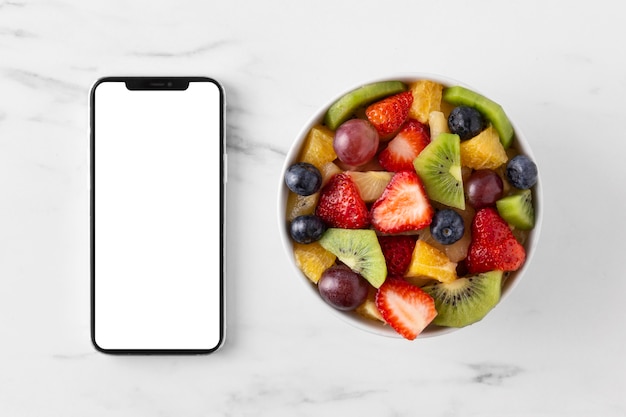 Foto gratuita smartphone y snack saludable delicioso