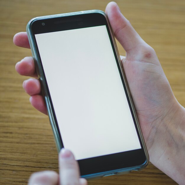 Smartphone sobre fondo de madera