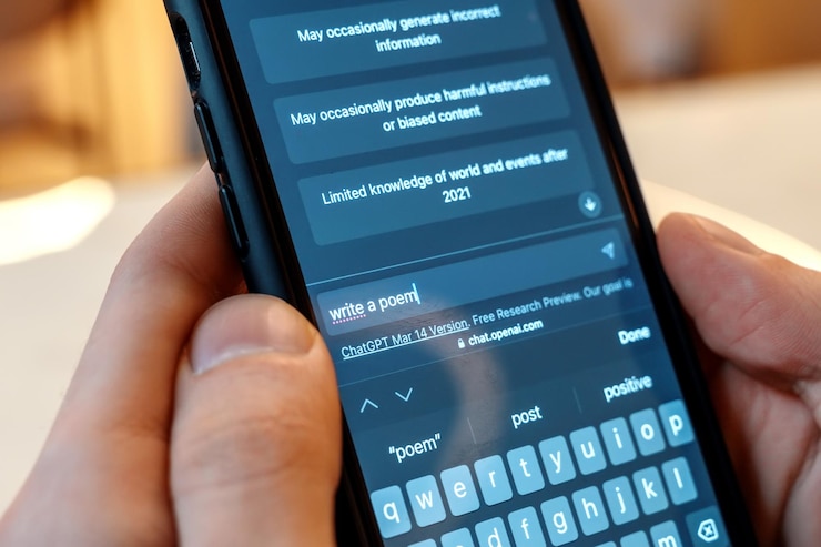 Photo Gratis smartphone with opened ai chat in it
