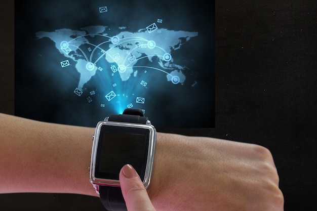 Smartwatch con iconos de mensajes y un mapa del mundo