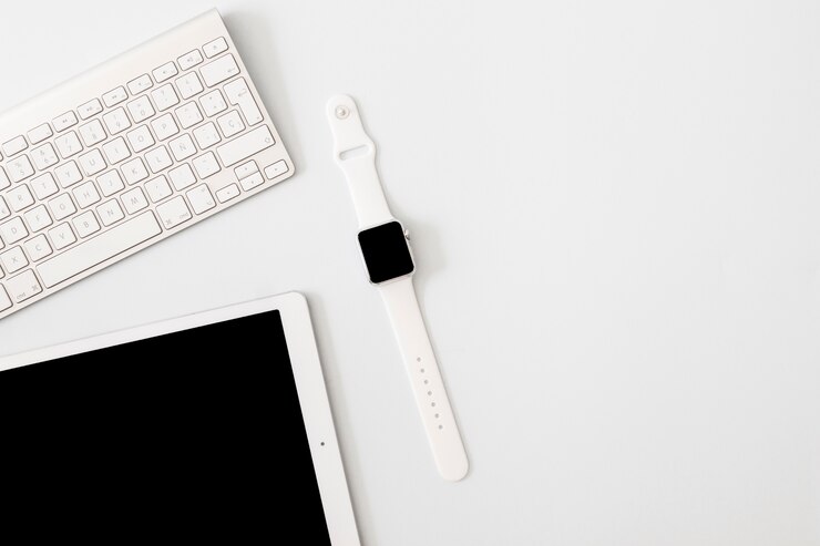 Foto gratuito smartwatch y tableta cerca del teclado