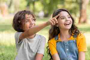 Foto gratuita smiley amigos apuntando al aire libre