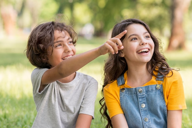 Smiley amigos apuntando al aire libre