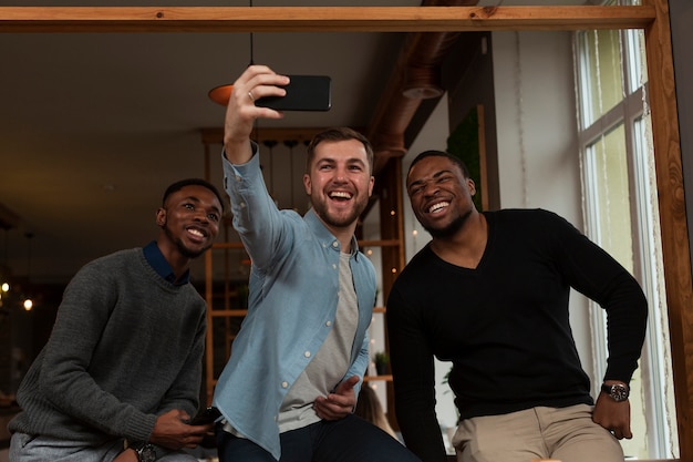 Smiley amigos varones tomando selfies