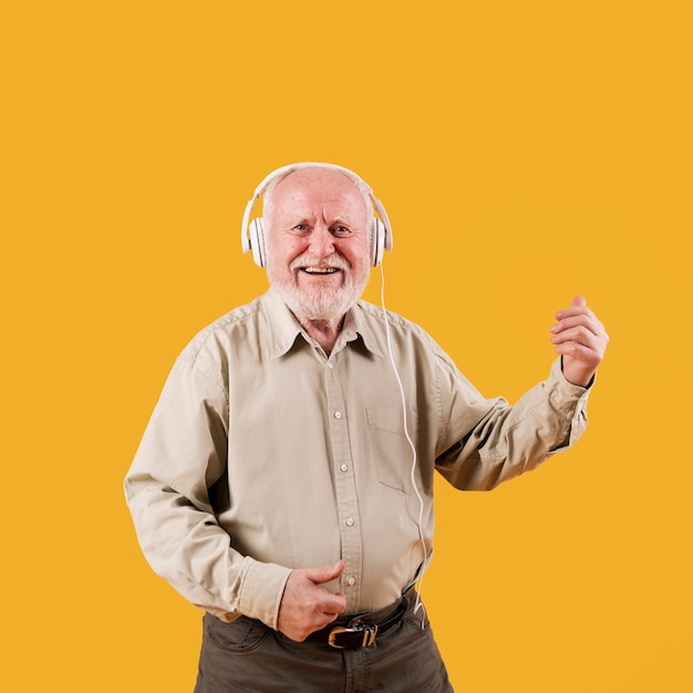 Smiley anciano jugando imaginario quitar