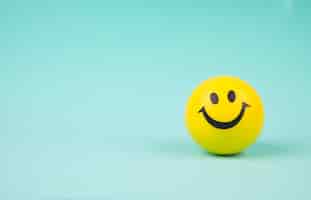 Foto gratuita smiley cara bola sobre fondo dulce retro cosecha de color