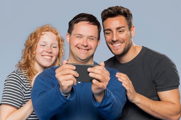 Smiley diferentes personas tomando una selfie juntos