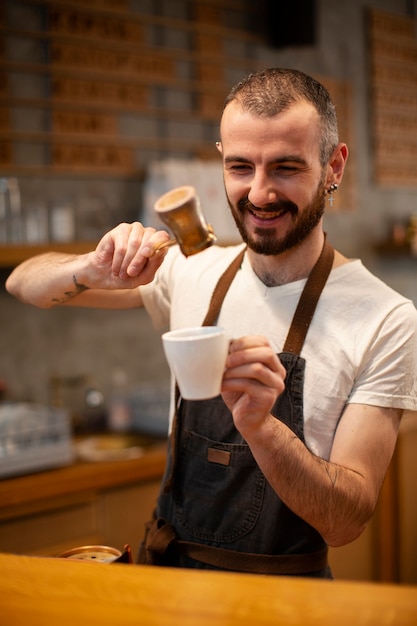 Foto gratuita smiley empleado masculino de cafetería