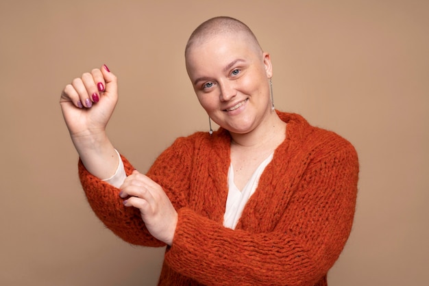 Smiley fuerte mujer luchando contra el cáncer de mama