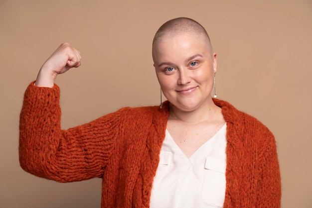 Foto gratuita smiley fuerte mujer luchando contra el cáncer de mama