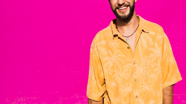 Foto gratuita smiley handome hombre con fondo rosa