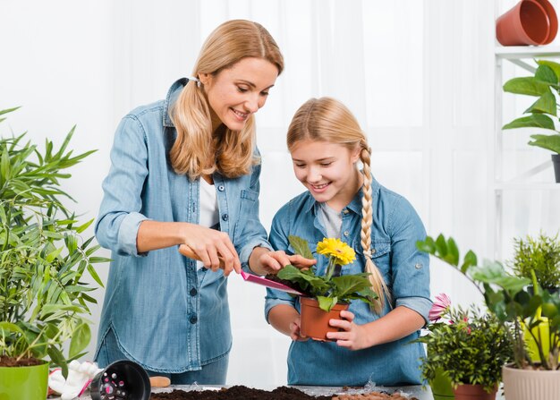 Smiley hija e hija cuidando flores