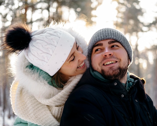 Smiley hombre y mujer juntos al aire libre en invierno