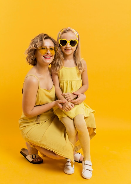 Smiley madre e hija con gafas de sol