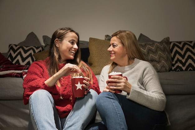 Foto gratuita smiley madre e hija juntas