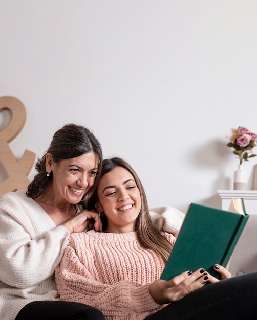 Foto gratuita smiley madre e hija leyendo