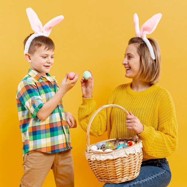 Smiley madre e hijo con huevos pintados