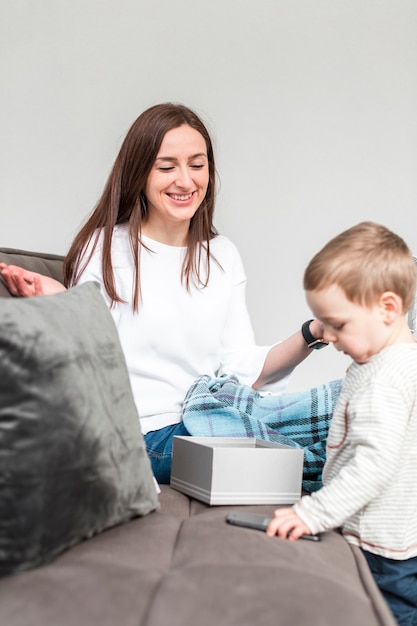 Foto gratuita smiley madre e hijo en el sofá