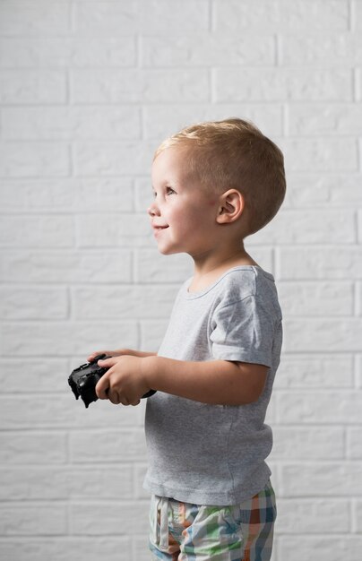 Smiley niño jugando con joystick
