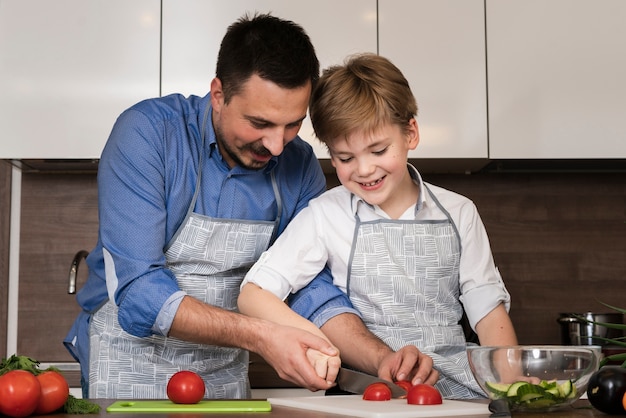 Smiley padre e hijo cortando verduras