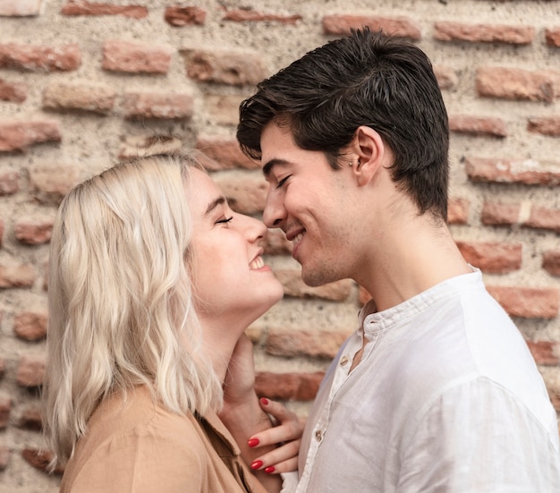 Foto gratuita smiley pareja va por un beso