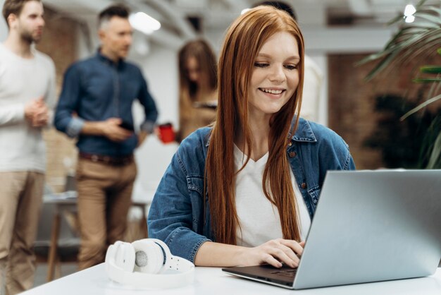 Smiley pelirroja mujer de negocios trabajando