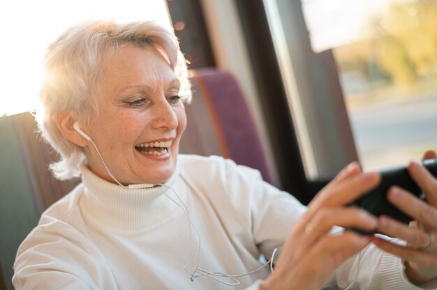 Smiley senior mujer escuchando música