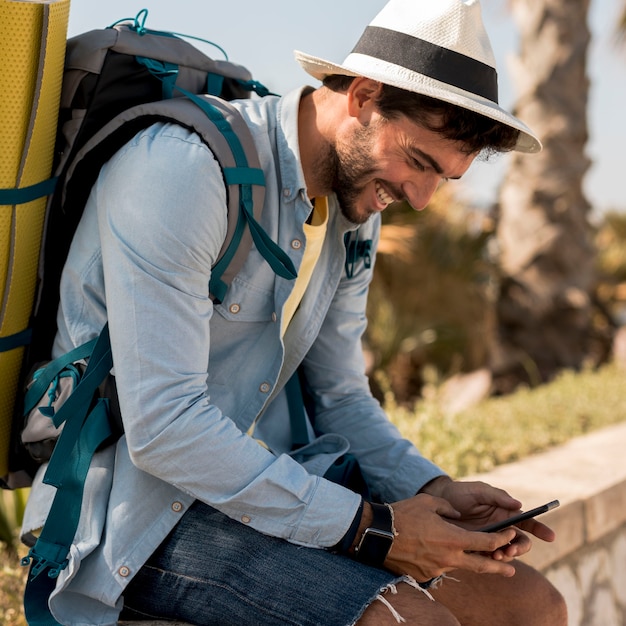 Smilling viajero en el teléfono inteligente