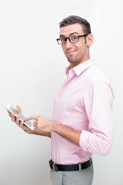 Smirking hombre de negocios utilizando Tablet Computer