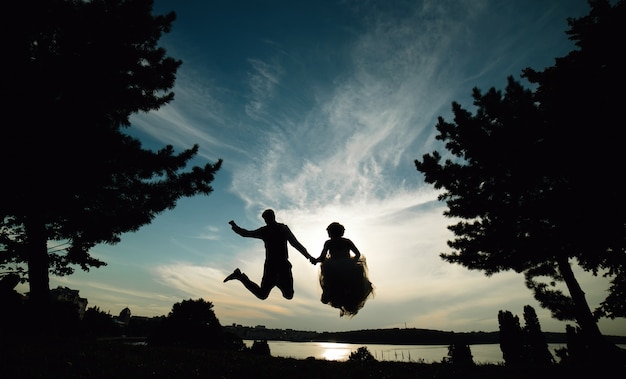 Foto gratuita smoking anaranjado divertido pareja tradicional