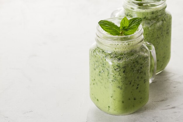 Smoothie de albahaca verde