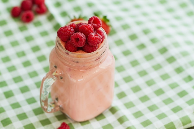 Smoothie con frambuesas en una mesa