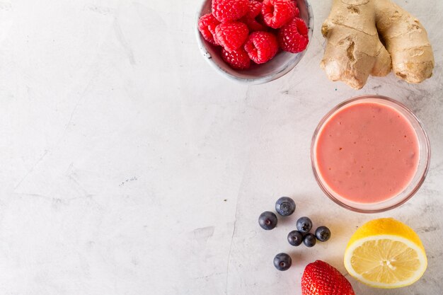 Smoothie fresco rojo con frambuesas