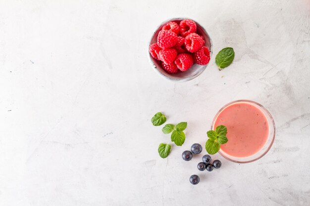 Smoothie rojo con frambuesas y albahaca