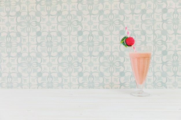 Smoothie de verano con fresa y copyspace