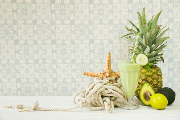 Smoothie de verano con piña y cuerda