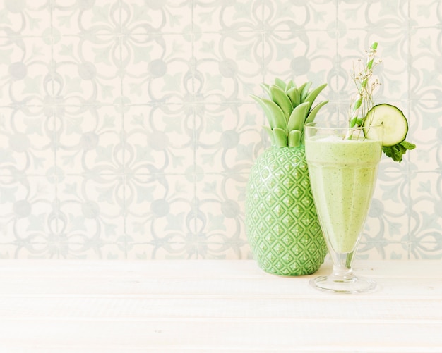 Foto gratuita smoothie de verano con piña