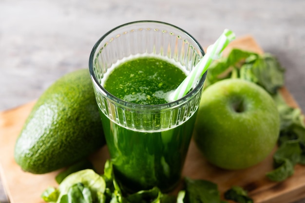 Foto gratuita smoothie verde de desintoxicación con aguacate kale y manzanas en una mesa de madera