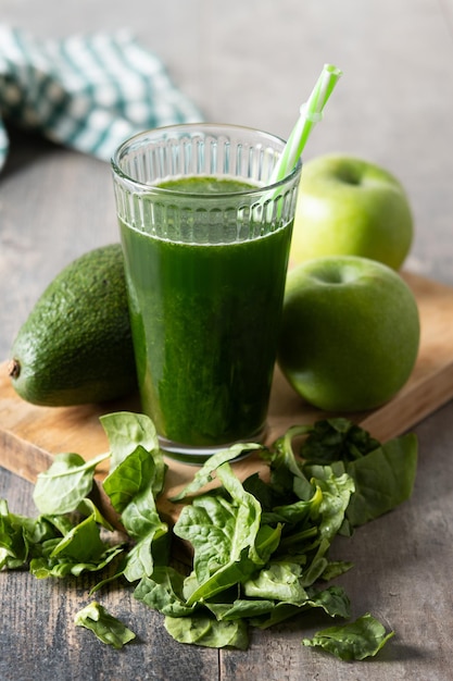 Foto gratuita smoothie verde de desintoxicación con aguacate kale y manzanas en una mesa de madera