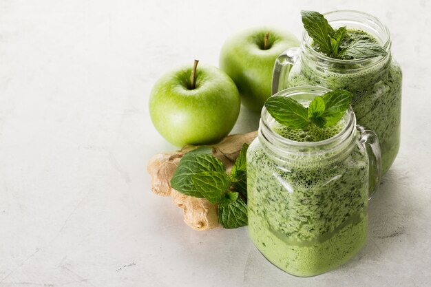 Smoothie verde con jengibre y manzanas