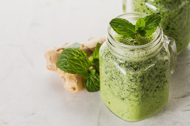 Smoothie verde con jengibre